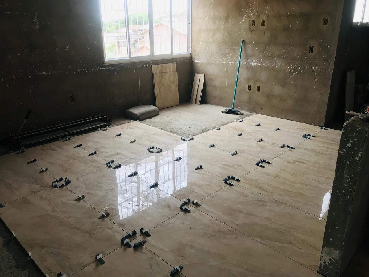 Banheiro em porcelanato marmorizado — JVA Construtora e Incorporadora