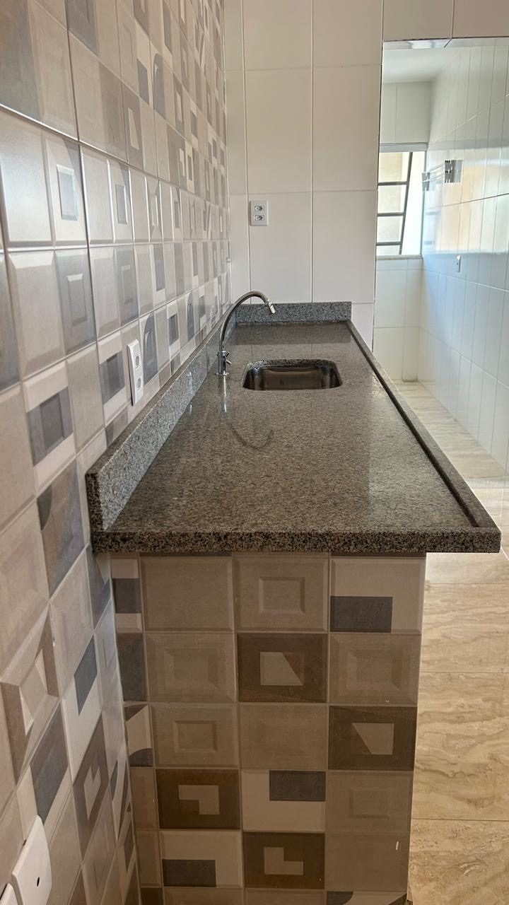 Revestimento marmorizado sendo instalado — JVA Construtora e Incorporadora