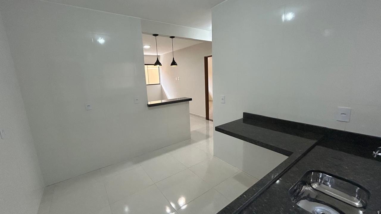 Cozinha em L com bancada em granito preto — JVA Construtora e Incorporadora