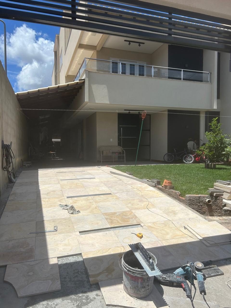 Área externa em pedra natural, em acabamento — JVA Construtora e Incorporadora
